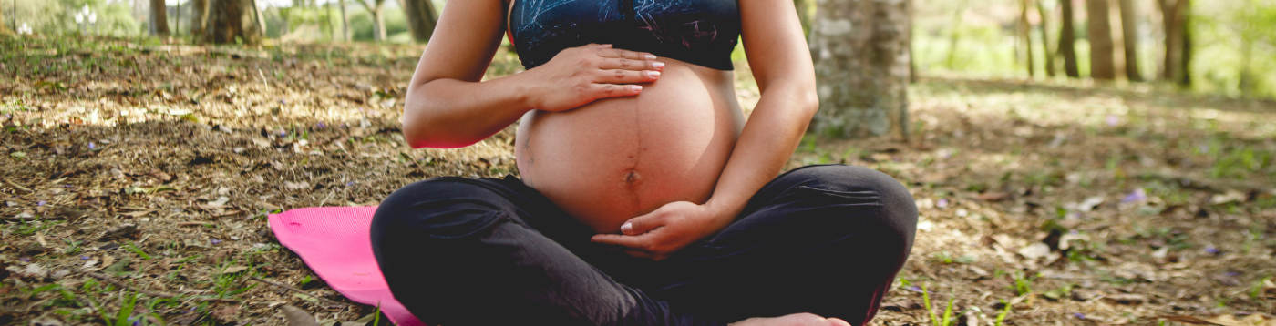 persona embarazada sujetándose el vientre
